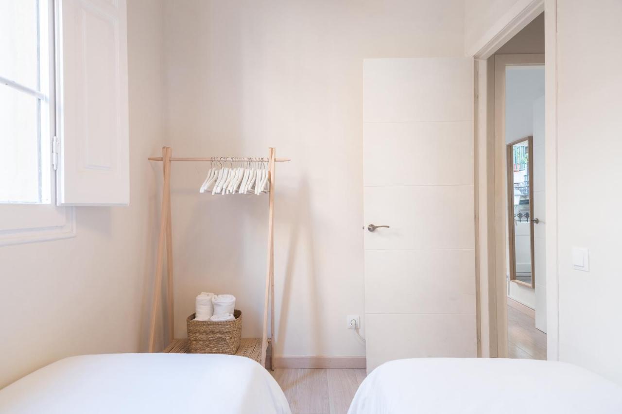Light, Cozy Terrace And Local Life In Gracia Apartment *