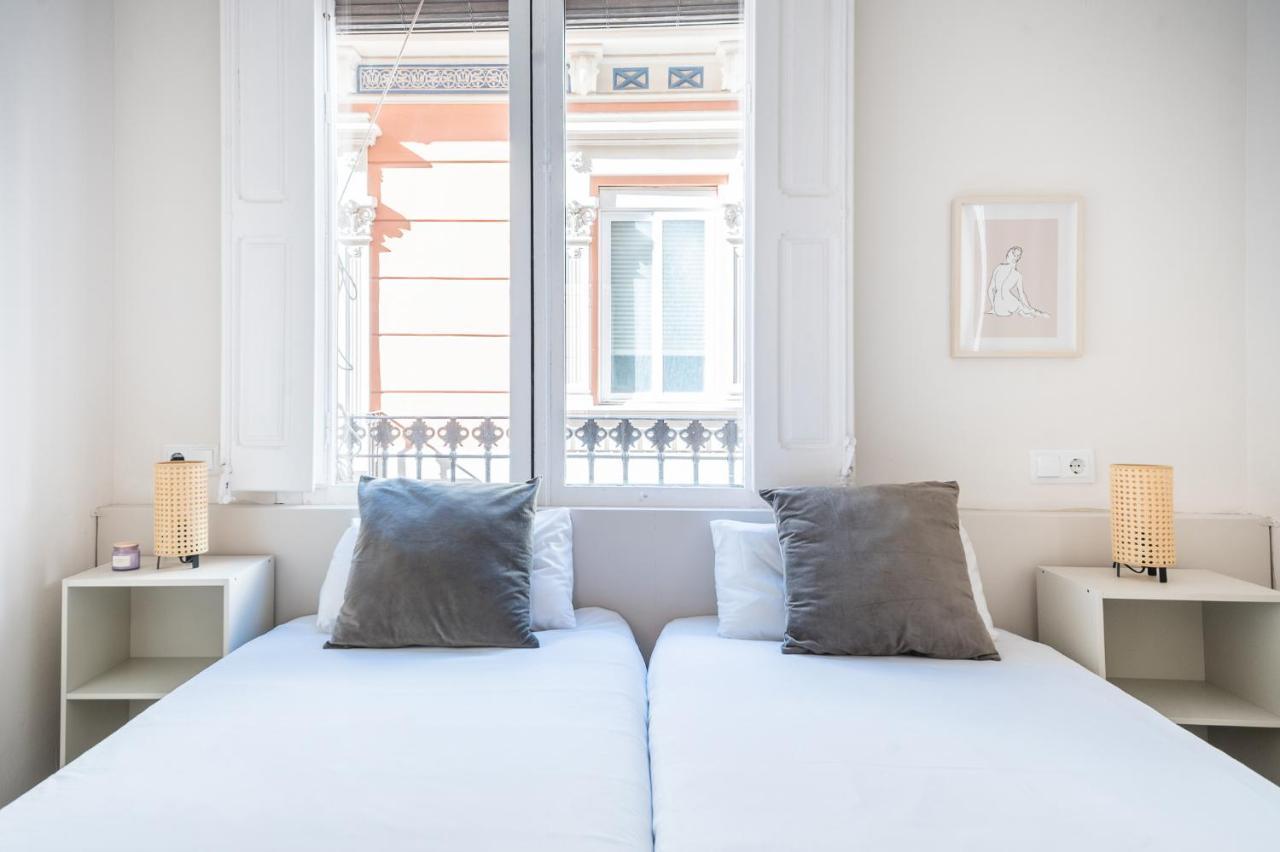 Light, Cozy Terrace And Local Life In Gracia Appartamento Barcellona
