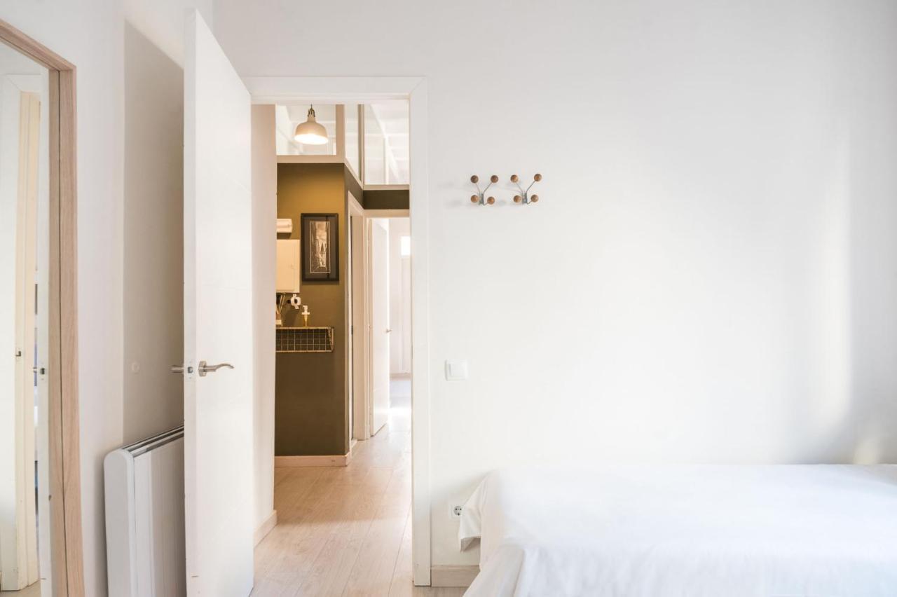 Light, Cozy Terrace And Local Life In Gracia Appartamento